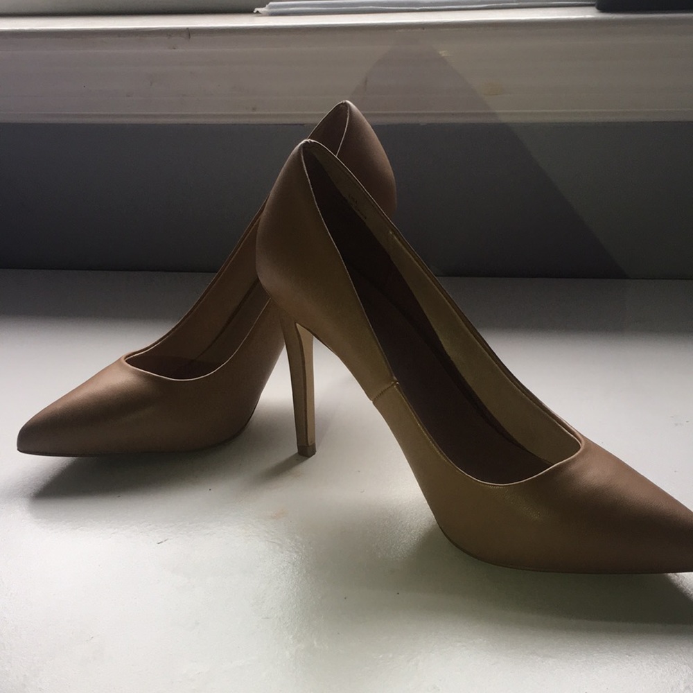 Nude pumps